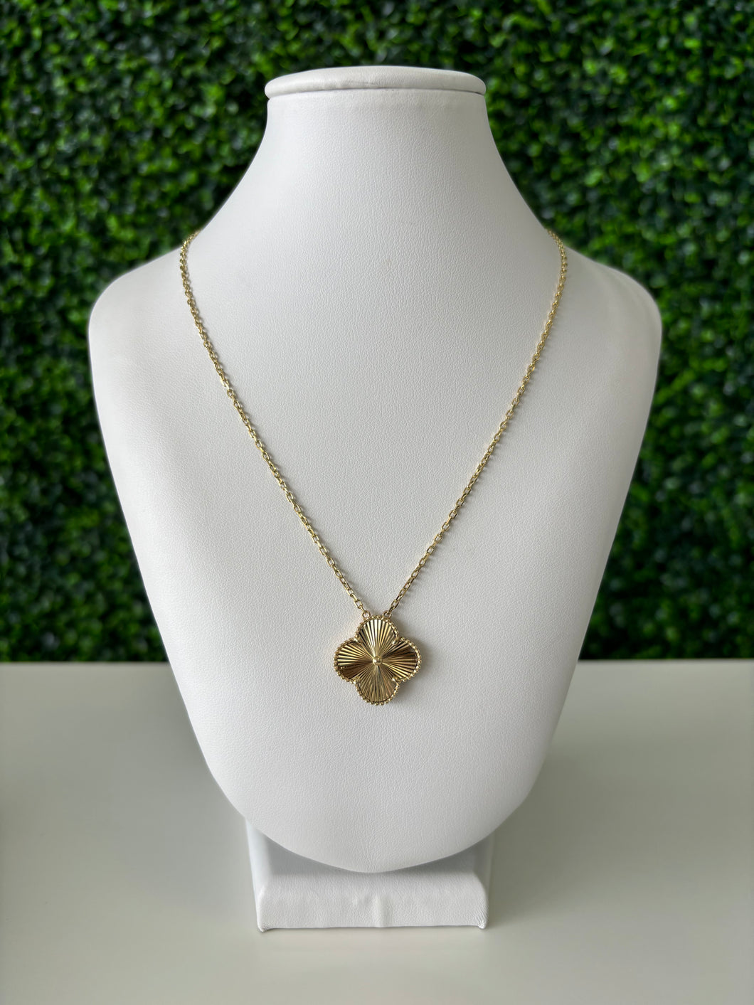 14kt Large Clover Dcut Necklace